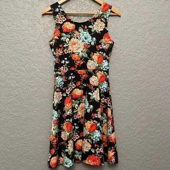 New Floral Fit & Flare Sleeveless Dress - Picture 5 of 12
